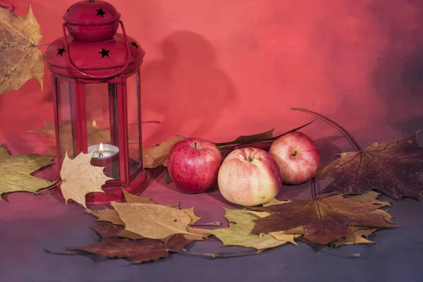 Красный Фонарь Лампы Свечами Яблоки Красном Фоне — стоковое фото