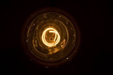 Elektrik lambası 35w soyut anlayışı. Beyaz arka plan üzerinde izole.