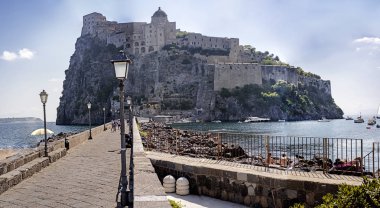 Ischia Adası yakınlarında antik kale. Campania (İtalya seyahat turizm hedef).