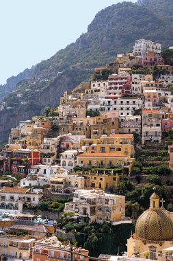 İtalya. Şehir ve deniz manzarasına güneşli yaz gününde