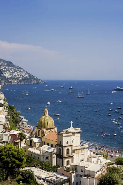 De Italia. Vista de la ciudad y la playa en el soleado día de verano — Foto de Stock