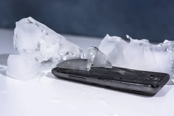 Černý Smartphone Zamrzlé Ledu Abstraktní Objekt Foto — Stock fotografie