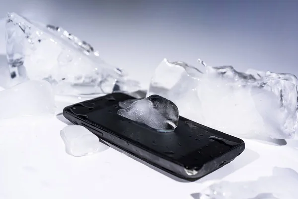 Černý Smartphone Zamrzlé Ledu Abstraktní Objekt Foto — Stock fotografie