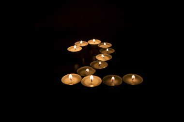 Mum siyah arka plan üzerine yapılan numaraları