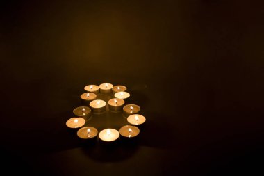 Mum siyah arka plan üzerine yapılan numaraları