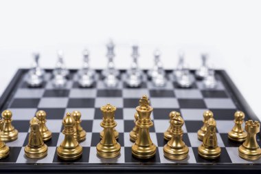 Beyaz arka plan üzerinde izole satranç tahtası. Altın ve gümüş resimler.