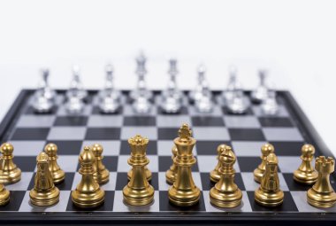 Beyaz arka plan üzerinde izole satranç tahtası. Altın ve gümüş resimler.