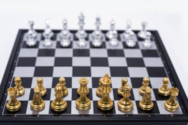 Beyaz arka plan üzerinde izole satranç tahtası. Altın ve gümüş resimler.