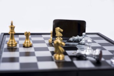 Beyaz arka plan üzerinde izole satranç tahtası. Altın ve gümüş resimler.