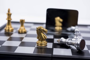 Beyaz arka plan üzerinde izole satranç tahtası. Altın ve gümüş resimler.