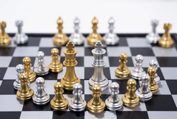 白い背景で隔離のチェスボード 黄金と銀の数字 — ストック写真