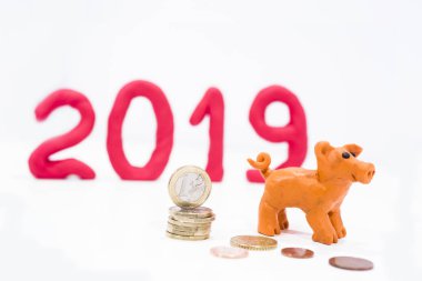 Yıl 2019 sembolü. Domuz oynamak çamurdan yapılmış. Soyut fotoğraf.