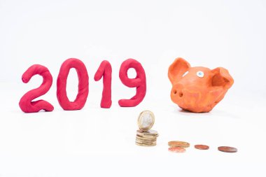 Yıl 2019 sembolü. Domuz oynamak çamurdan yapılmış. Soyut fotoğraf.