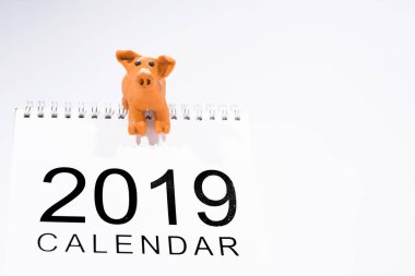 Yıl 2019 sembolü. Domuz oynamak çamurdan yapılmış. Soyut fotoğraf.