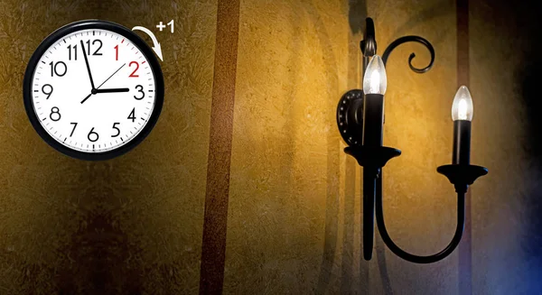 Θερινή ώρα. DST. ρολόι τοίχου που πρόκειται να χειμερινή ώρα. Γυρίστε το χρόνο προς τα εμπρός. — Φωτογραφία Αρχείου