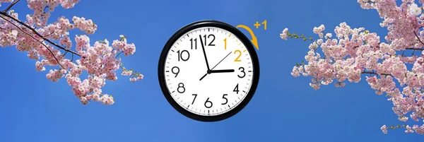 夏時間の期間。Dst。 壁時計冬時間へ行きます。楽しみにして、時間を有効に. — ストック写真