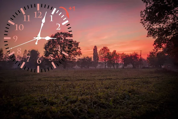 Sommartid. DST. väggklocka kommer till vintertid. Aktivera tid framåt. — Stockfoto