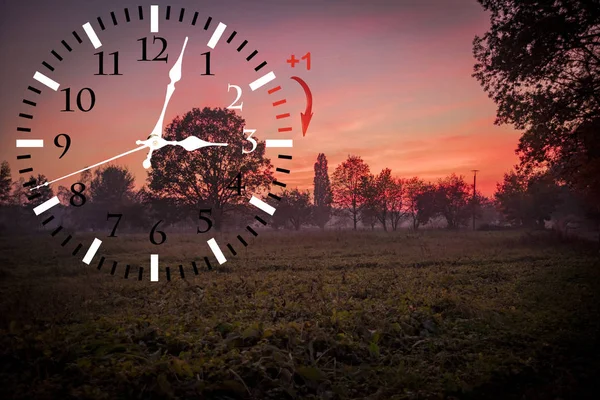 Hora de Verão. Hora de Verão. Relógio de parede indo para a hora de inverno. Vire o tempo para frente . — Fotografia de Stock