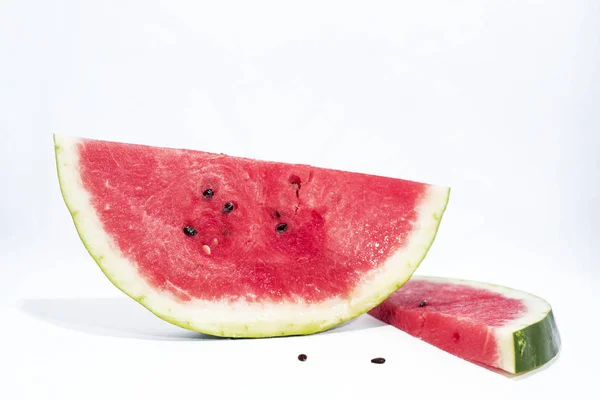 Nakrájený na vodní meloun izolované na bílém pozadí — Stock fotografie