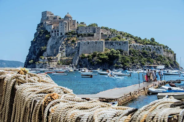 Antiguo castillo cerca de la isla Ischia. Objetivo turístico al viajar en Campania — Foto de Stock