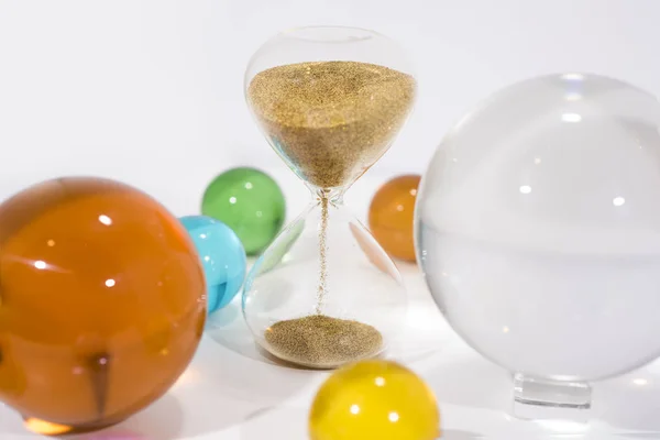 Tijd abstractie. Glazen bollen met zand klok reflecties. — Stockfoto