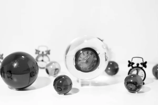 Временная абстракция. Стеклянные шарики с отражениями часов — стоковое фото