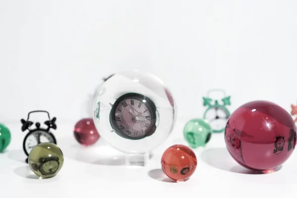 Abstracción de tiempo. Bolas de vidrio con reflejos de reloj — Foto de Stock