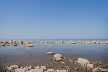 Sahilde taş dengesi. Veczemju klintis denilen Letonya kıyılarında yer