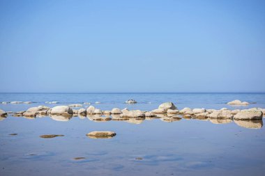 Sahilde taş dengesi. Veczemju klintis denilen Letonya kıyılarında yer