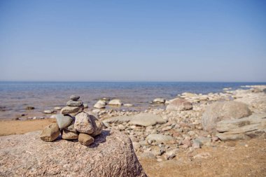 Sahilde taş dengesi. Veczemju klintis denilen Letonya kıyılarında yer