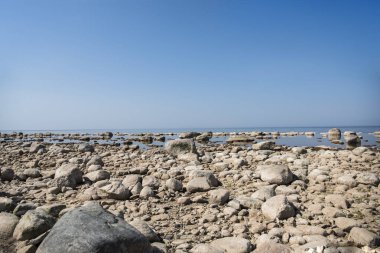 Sahilde taş dengesi. Veczemju klintis denilen Letonya kıyılarında yer