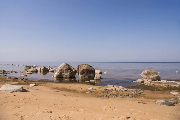 Kövek egyensúlyát a strandon. Hely a lett partok nevű Veczemju klintis — Stock Fotó