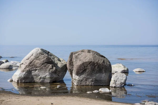 Batu menyeimbangkan di pantai. Tempat di pantai Latvia disebut Veczemju klintis — Stok Foto