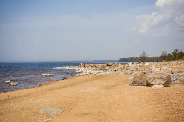 Kövek egyensúlyát a strandon. Hely a lett partok nevű Veczemju klintis — Stock Fotó