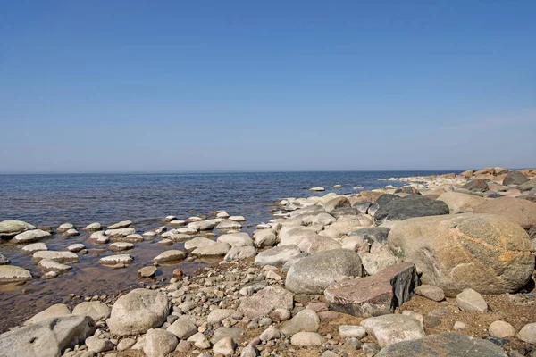 Balanza de piedras en la playa. Lugar en las costas letonas llamado Veczemju klintis — Foto de Stock