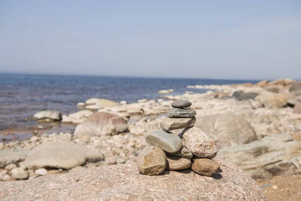 Kövek egyensúlyát a strandon. Hely a lett partok nevű Veczemju klintis — Stock Fotó