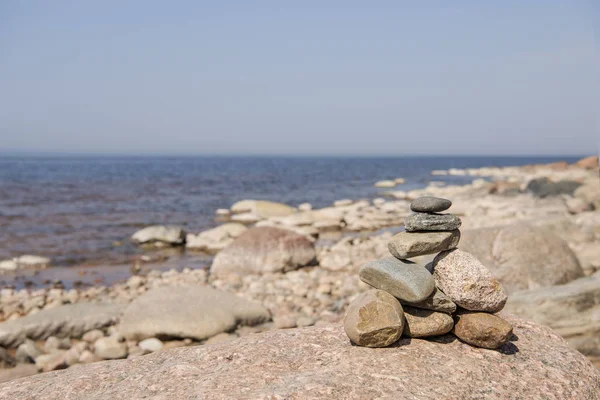 Echilibrul pietrelor pe plajă. Locul pe coastele letone numit Veczemju klintis — Fotografie, imagine de stoc