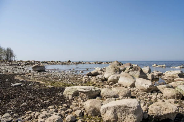 Kövek egyensúlyát a strandon. Hely a lett partok nevű Veczemju klintis — Stock Fotó