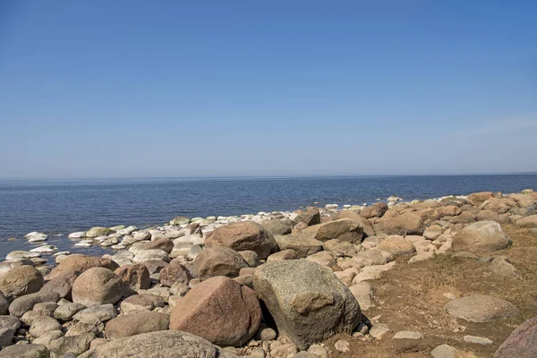 Balanza de piedras en la playa. Lugar en las costas letonas llamado Veczemju klintis — Foto de Stock