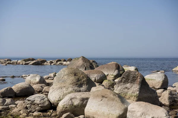 Batu menyeimbangkan di pantai. Tempat di pantai Latvia disebut Veczemju klintis — Stok Foto