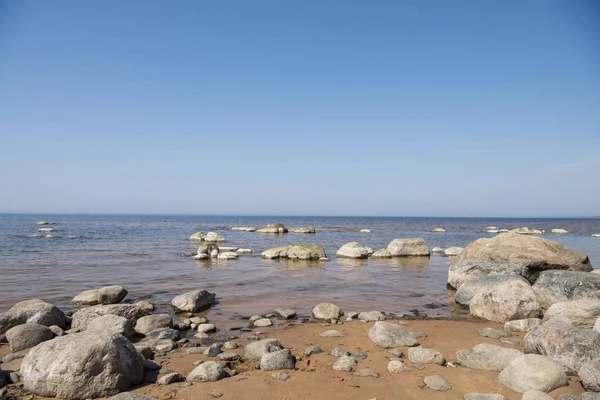 Balanza de piedras en la playa. Lugar en las costas letonas llamado Veczemju klintis — Foto de Stock