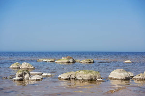 Balanza de piedras en la playa. Lugar en las costas letonas llamado Veczemju klintis — Foto de Stock