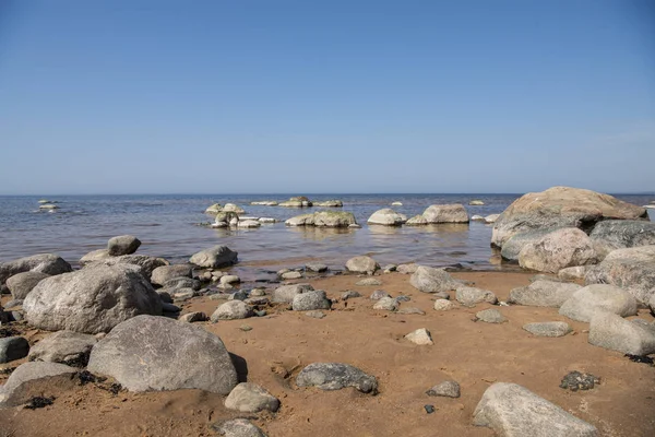 Баланс камней на пляже. Место на латвийском побережье под названием Veczemju klintis — стоковое фото