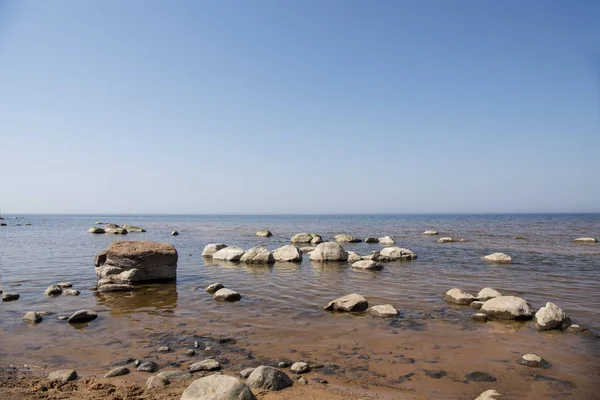 Balanza de piedras en la playa. Lugar en las costas letonas llamado Veczemju klintis — Foto de Stock