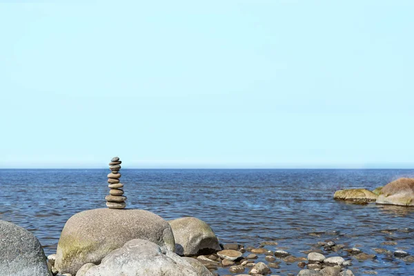 Η ισορροπία των λίθων στην παραλία. Θέση στις Λετονικά ακτές που ονομάζονται Veczemju κλίτιδα — Φωτογραφία Αρχείου