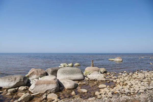 Batu menyeimbangkan di pantai. Tempat di pantai Latvia disebut Veczemju klintis — Stok Foto