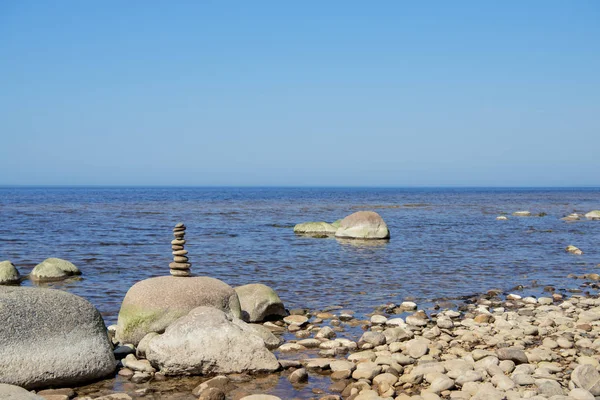 Batu menyeimbangkan di pantai. Tempat di pantai Latvia disebut Veczemju klintis — Stok Foto