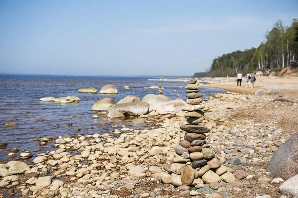 ビーチで石のバランス。ヴェツェムジュ・クリンティスと呼ばれるラトビアの海岸に位置 — ストック写真