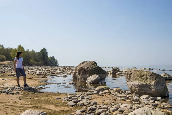 Potret wanita muda tersenyum berbaring di pantai laut — Stok Foto