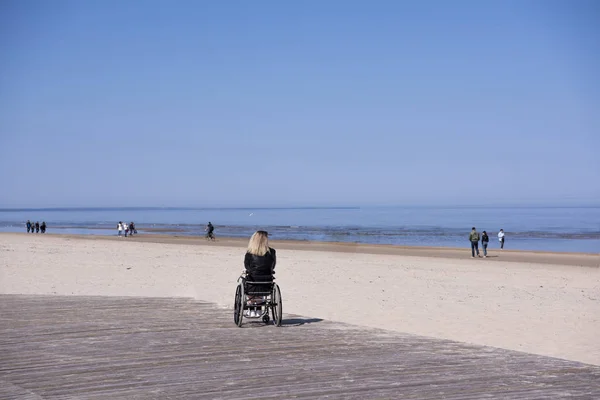 Jeune femme handicapée solitaire sur la plage. Journée ensoleillée d'été . — Photo